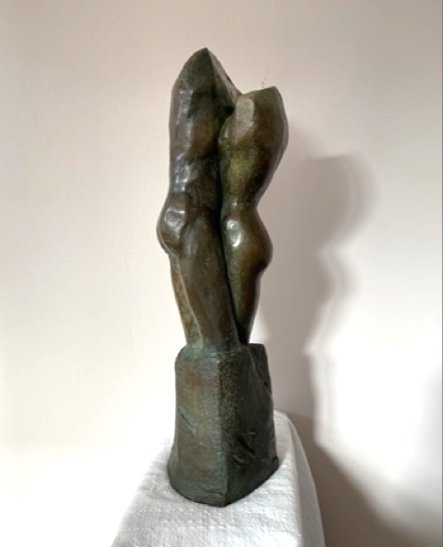 Sculpture En Bronze à Patine Verte Représentant Un Couple Enlacé