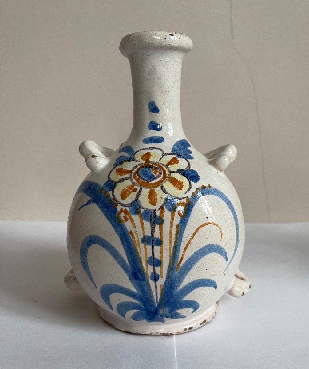 LE CROISIC fin  XVIIè - Gourde en faïence à décor polychrome  d'une fleurette 