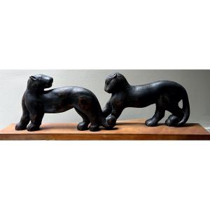 Sculpture en bois patiné noir représentant un couple de panthères vers 1930 non signé