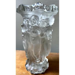 Vase en cristal partiellement patiné a décor de 5 jeunes femmes drapées