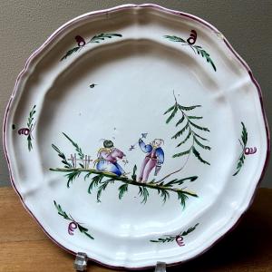 Moustier  Ferrat assiette en faïence à décor polychrome de  chinois sur feuillage XVIIIE