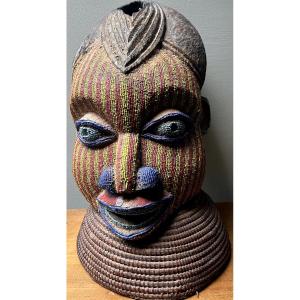 Cameroun masque  Bamileke d'une princesse avec perles verticales sur socle en osier vers 1910