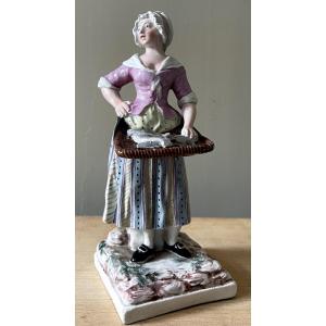 Strasbourg Joseph Hannong Statuette en faience  polychrome "la marchande de poissons"XVIIIE