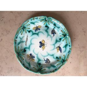 Bruxelles XVIII è - Assiette En Faïence à Décor Polychrome De Papillon Et Fleurettes  