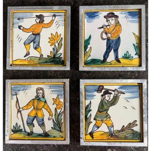 Nevers XVIIIè - Suite De 4 Carreaux En Faïence à Décor Polychrome  Représentant Des Personnages