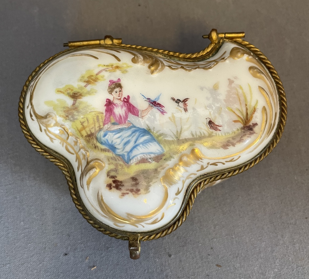 Pilulier en Porcelaine début XXème 