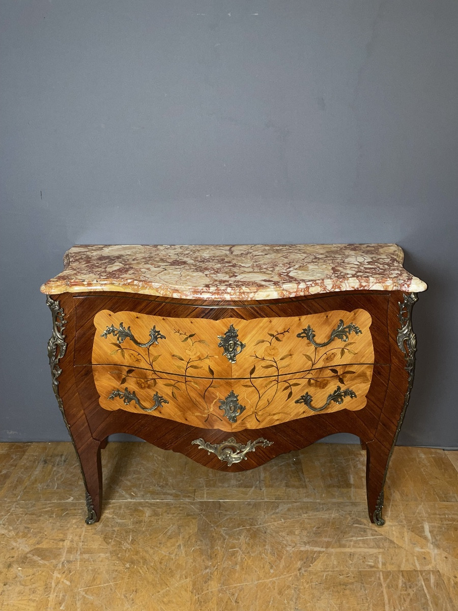 Commode Louis XV en marqueterie à décor de fleurs 