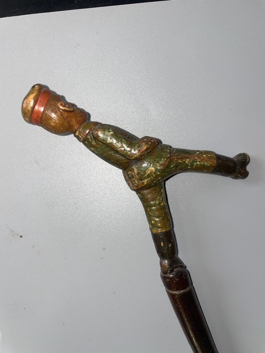 Canne en bois sculpté polychrome représentant un officier -photo-3