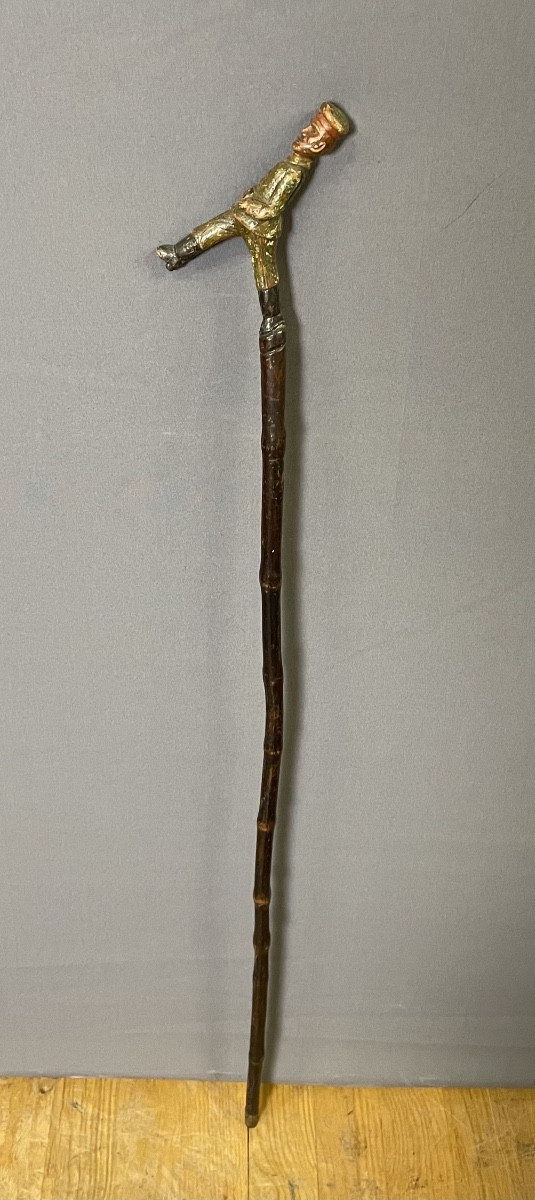 Canne en bois sculpté polychrome représentant un officier 
