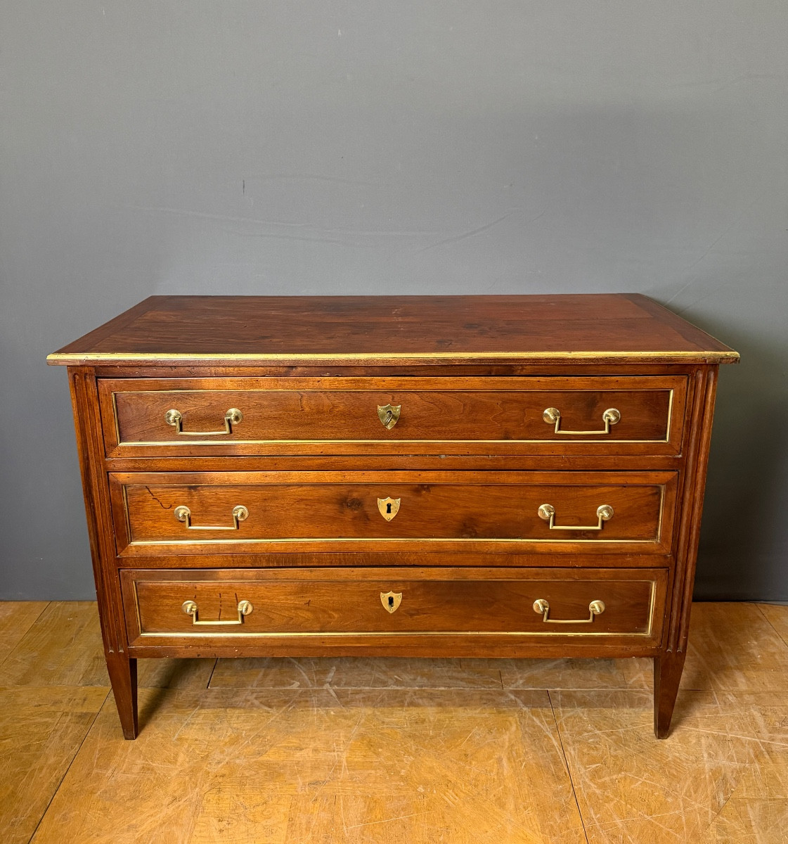 Commode Louis XVI en Noyer, Hêtre et laiton 