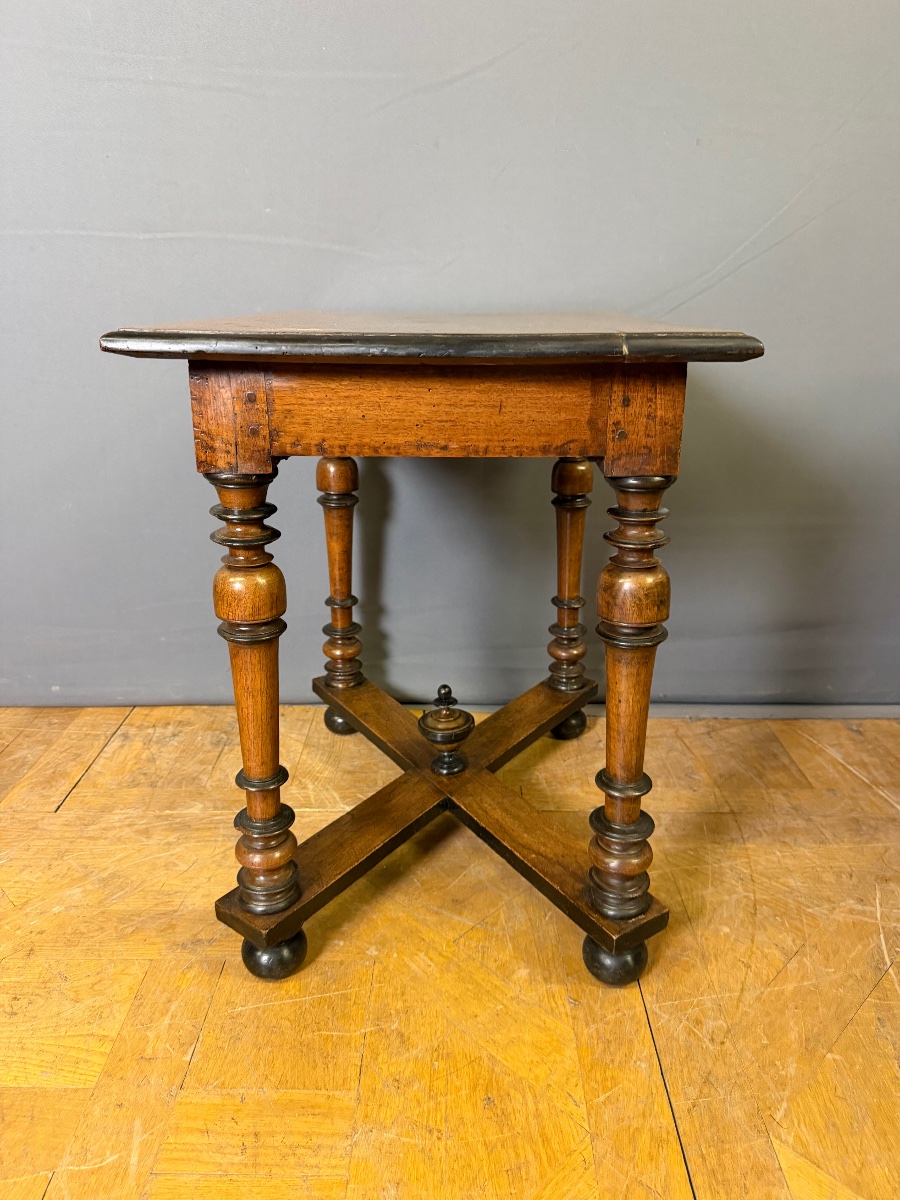 Louis XIII Table In Walnut -photo-3