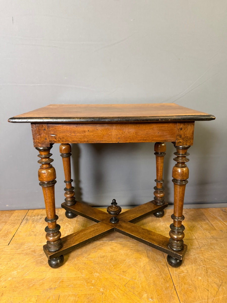 Louis XIII Table In Walnut -photo-4