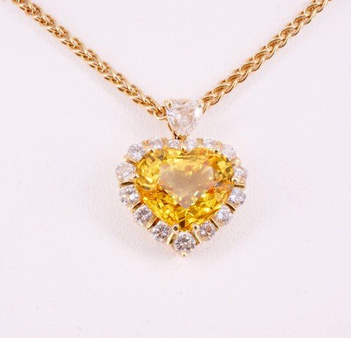 Collier Or Chopard , Pendentif coeur saphir jaune et diamants signé Dubail Paris