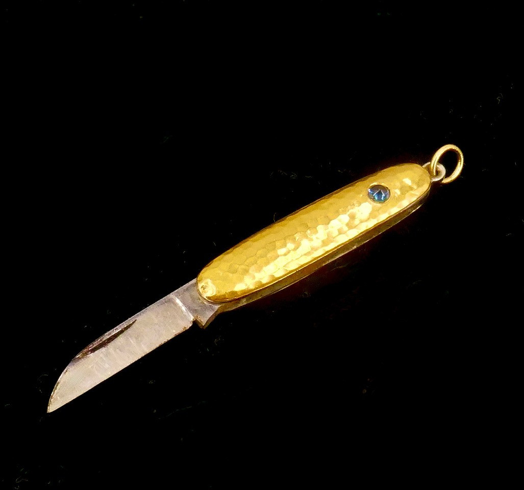 Pendentif couteau en or jaune martelé et acier-photo-1