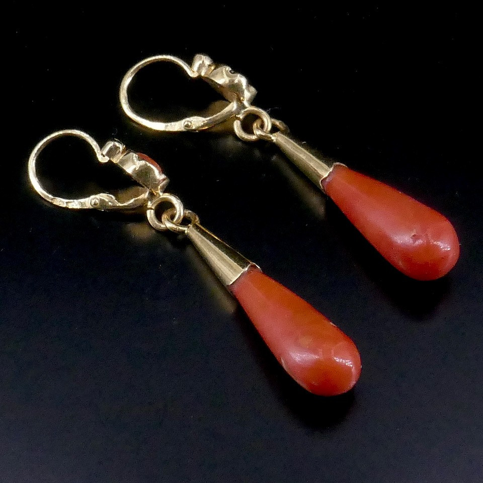 Paire de pendants d’oreilles en or jaune et corail -photo-2
