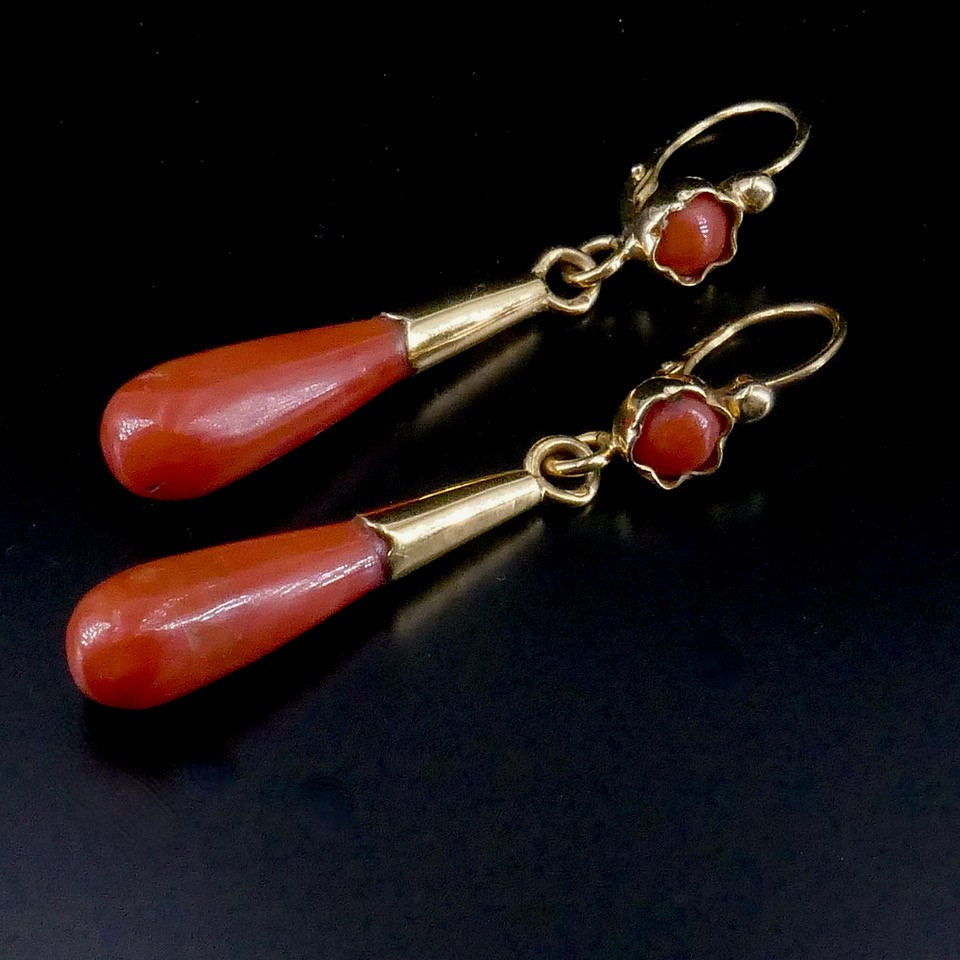 Paire de pendants d’oreilles en or jaune et corail -photo-3