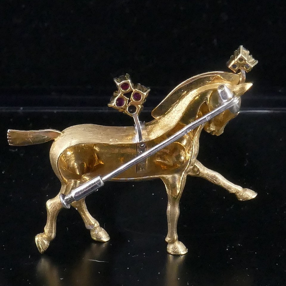 Broche cheval de parade rubis, saphirs diamants -photo-2