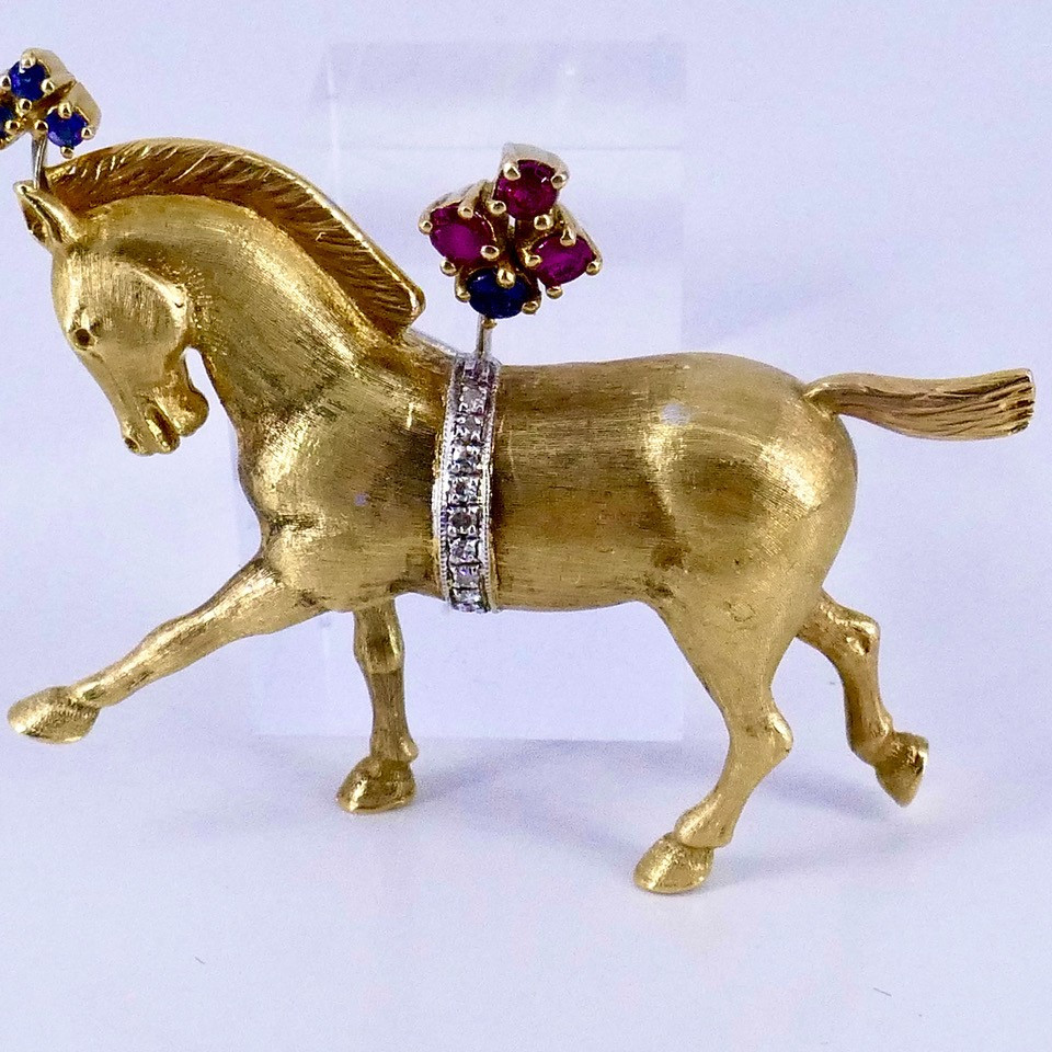 Broche cheval de parade rubis, saphirs diamants -photo-2