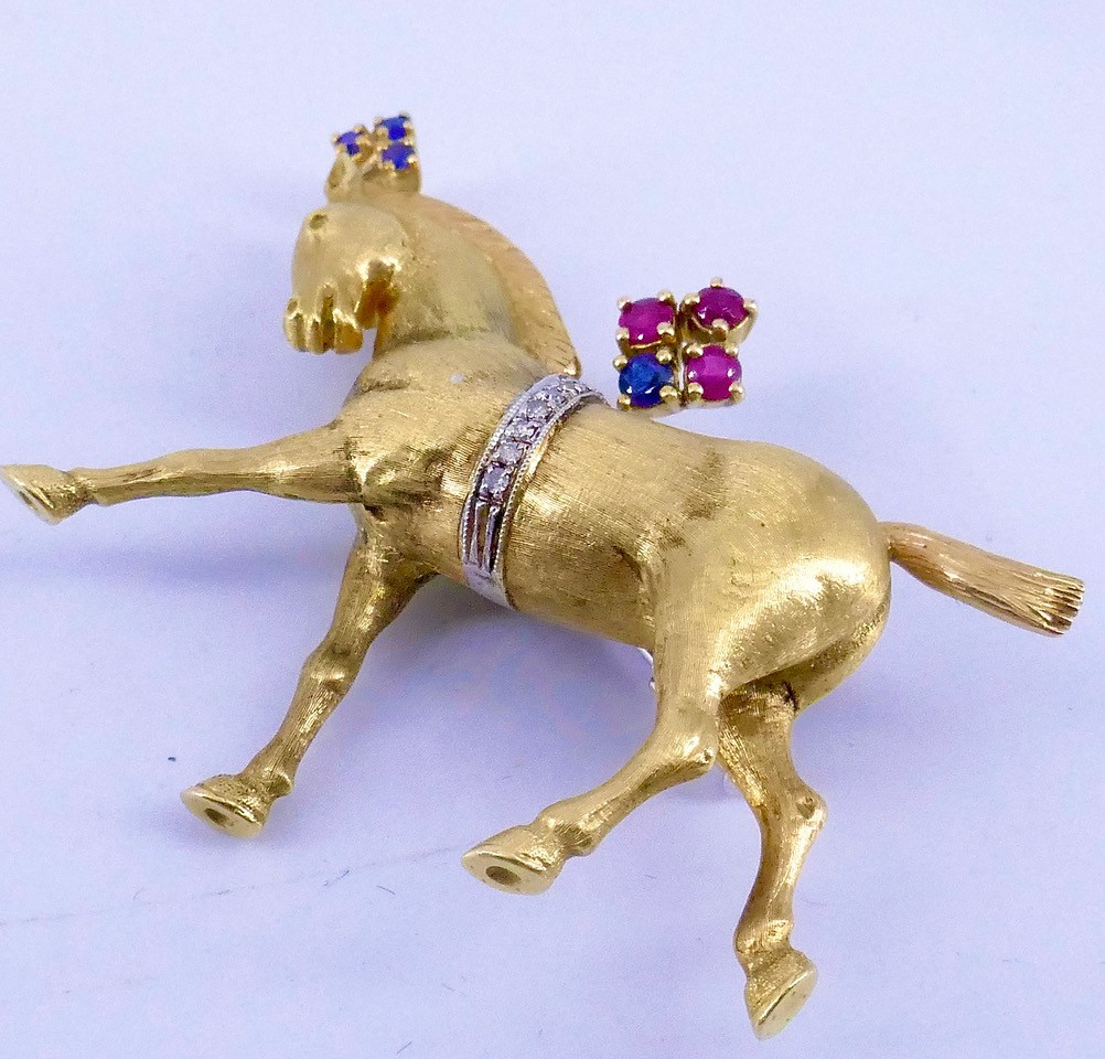 Broche cheval de parade rubis, saphirs diamants -photo-3