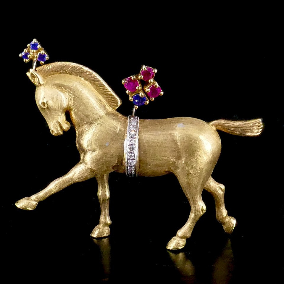 Broche cheval de parade rubis, saphirs diamants 