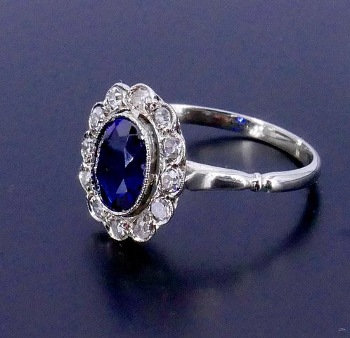 1930s Pompadour Ring With Sapphire, Verneuil, And Diamonds -photo-3