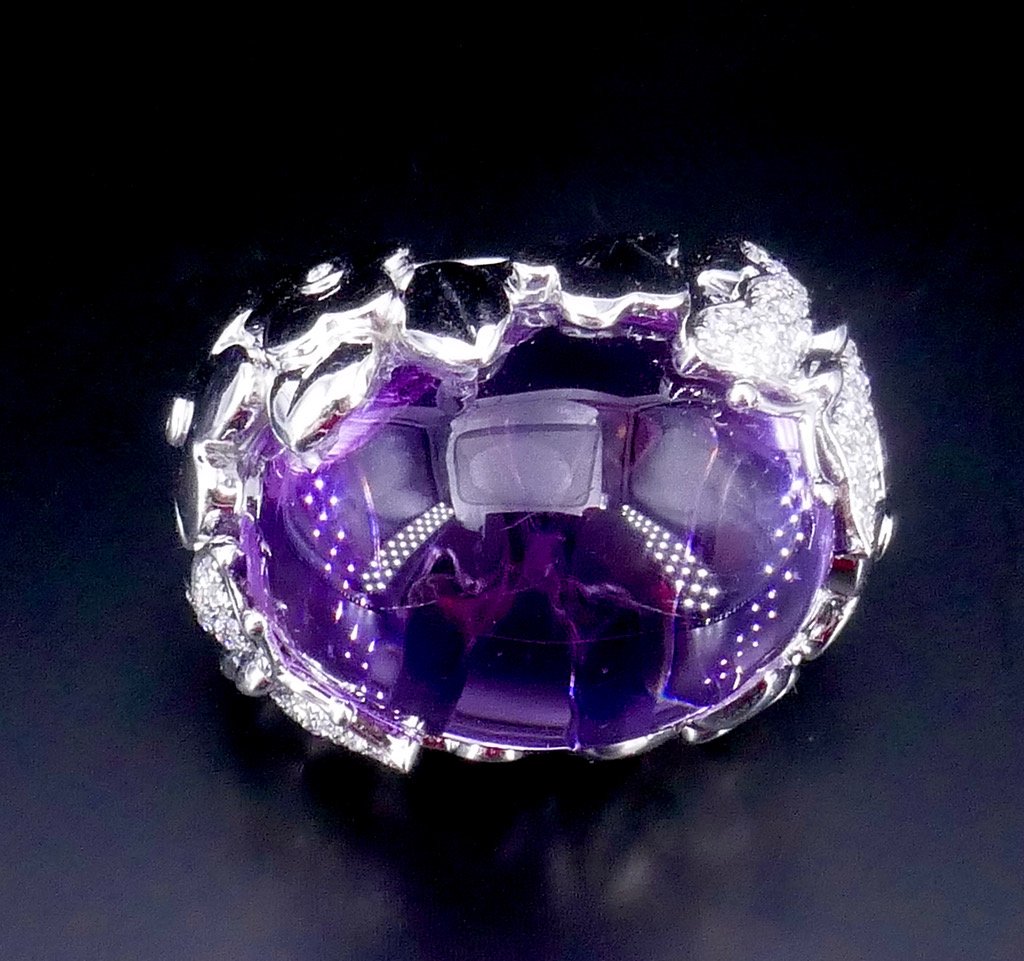 Bague cocktail amethyste cabochon or blanc 