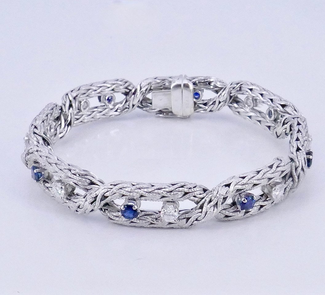 Bracelet en or gris maille tressée diamants saphir 1960