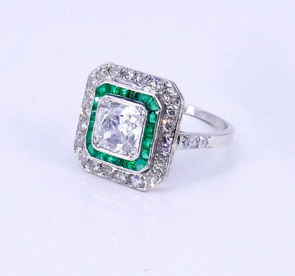 Bague Art déco diamant coussin émeraudes calibrés -photo-3