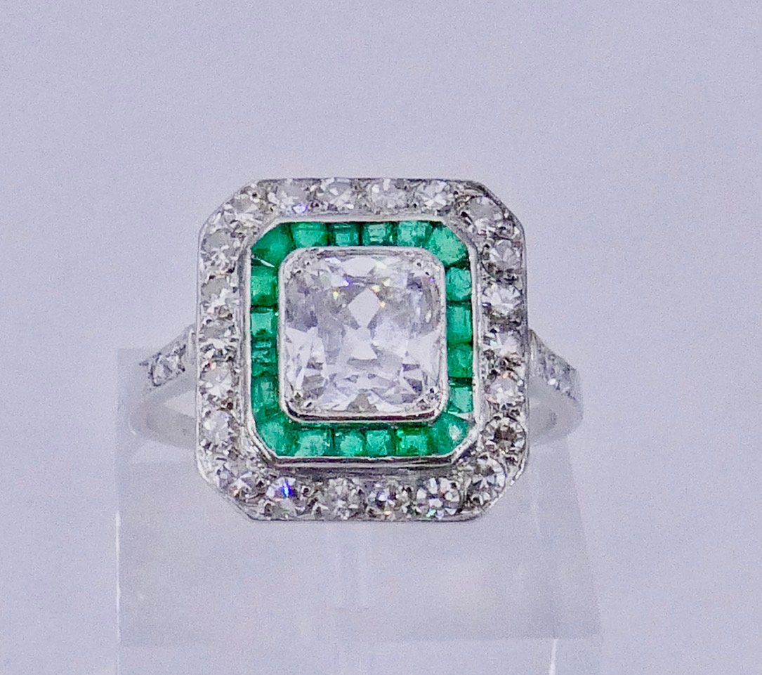Bague Art déco diamant coussin émeraudes calibrés 