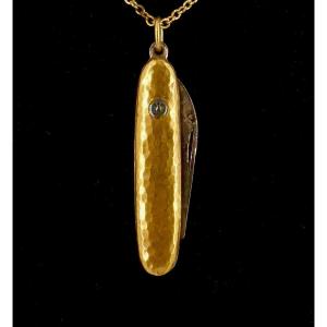 Pendentif couteau en or jaune martelé et acier