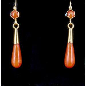 Paire de pendants d’oreilles en or jaune et corail 