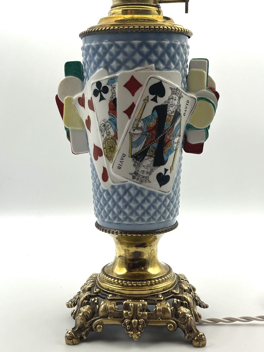Lampe En Porcelaine à Décor De Jeu De Cartes. Epoque Fin XIXè, Début XXè Siècle