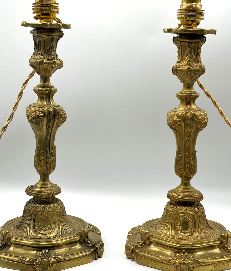 Paire De Flambeaux Montés En Lampes, En Bronze Doré. Style Louis XV. Epoque XIXè Siècle