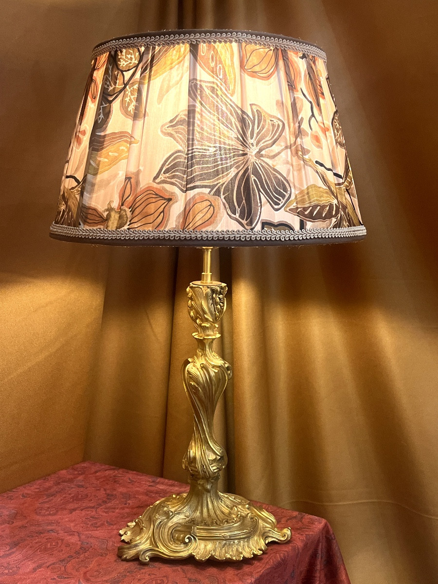 Flambeau En Bronze Doré Richement Ciselé. Style Louis XV. Epoque XIXè siècle