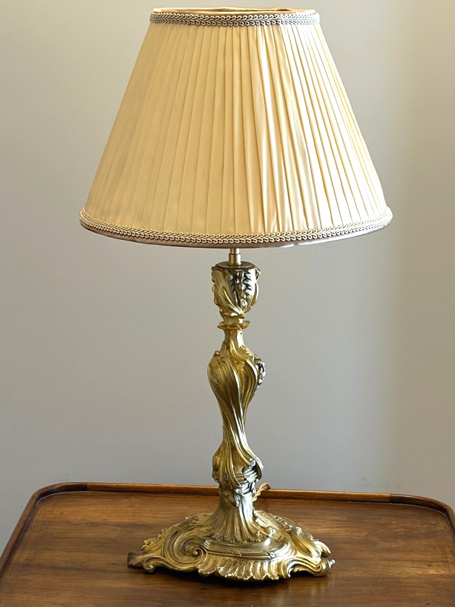 Flambeau En Bronze Doré Richement Ciselé. Style Louis XV. Epoque XIXè siècle