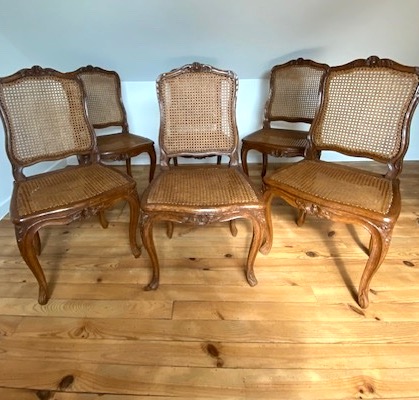 Serie de Six chaises cannées,  à la grenade. Epoque Régence. 18e siècle 