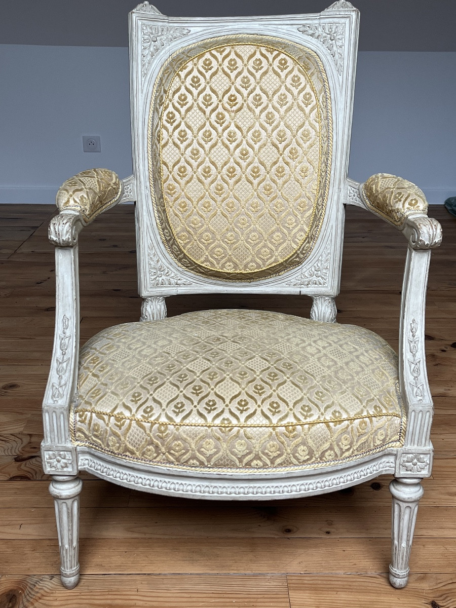 Fauteuil richement sculpté, Epoque Louis XVI. Attribué à DELAISEMENT 