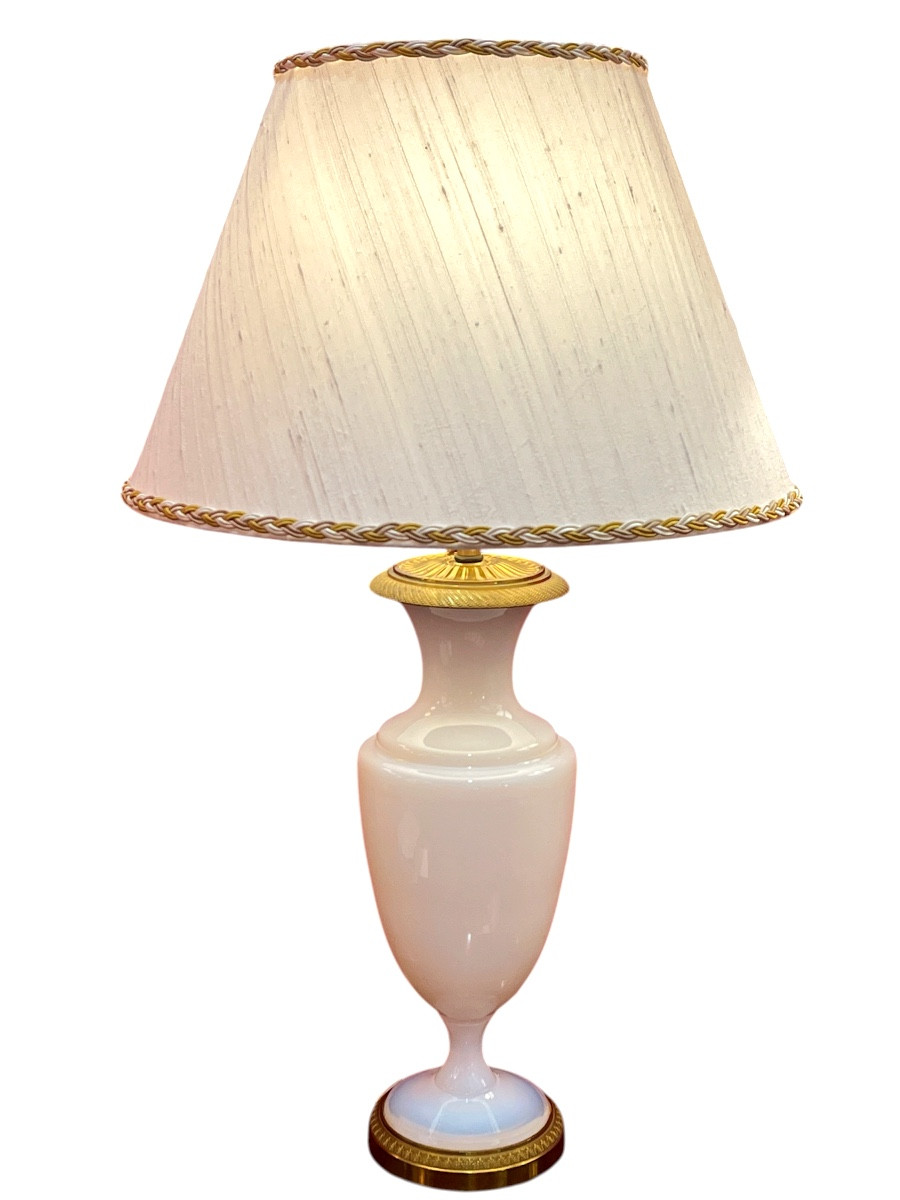 SÈVRES. Lampe en opaline .Signée 