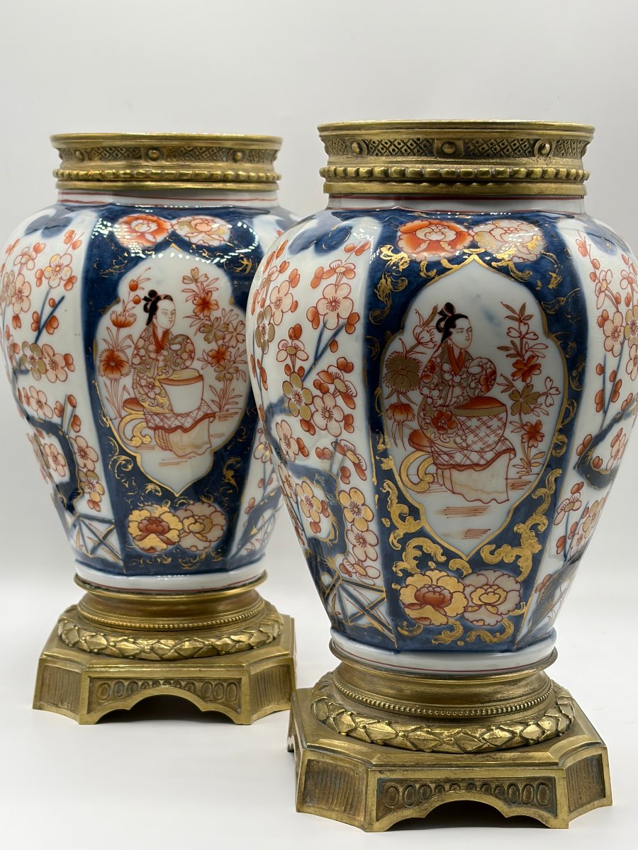 Imari . Paire de vases montés . Époque 19è siècle 