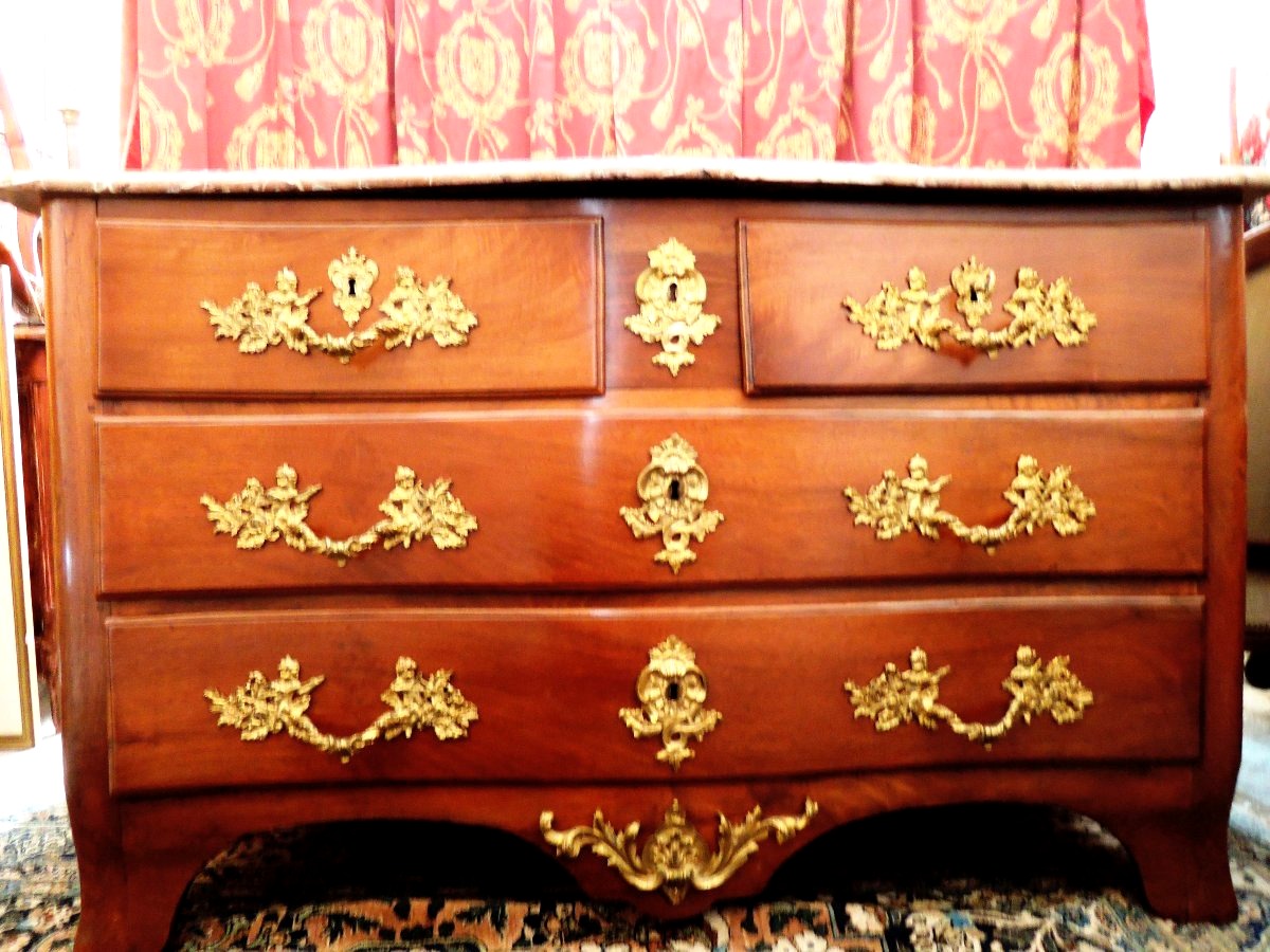 A Slightly Curved Mahogany Chest Of Drawers. Regence Period. 18th Century-photo-2