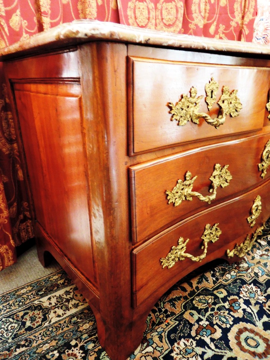 A Slightly Curved Mahogany Chest Of Drawers. Regence Period. 18th Century-photo-1