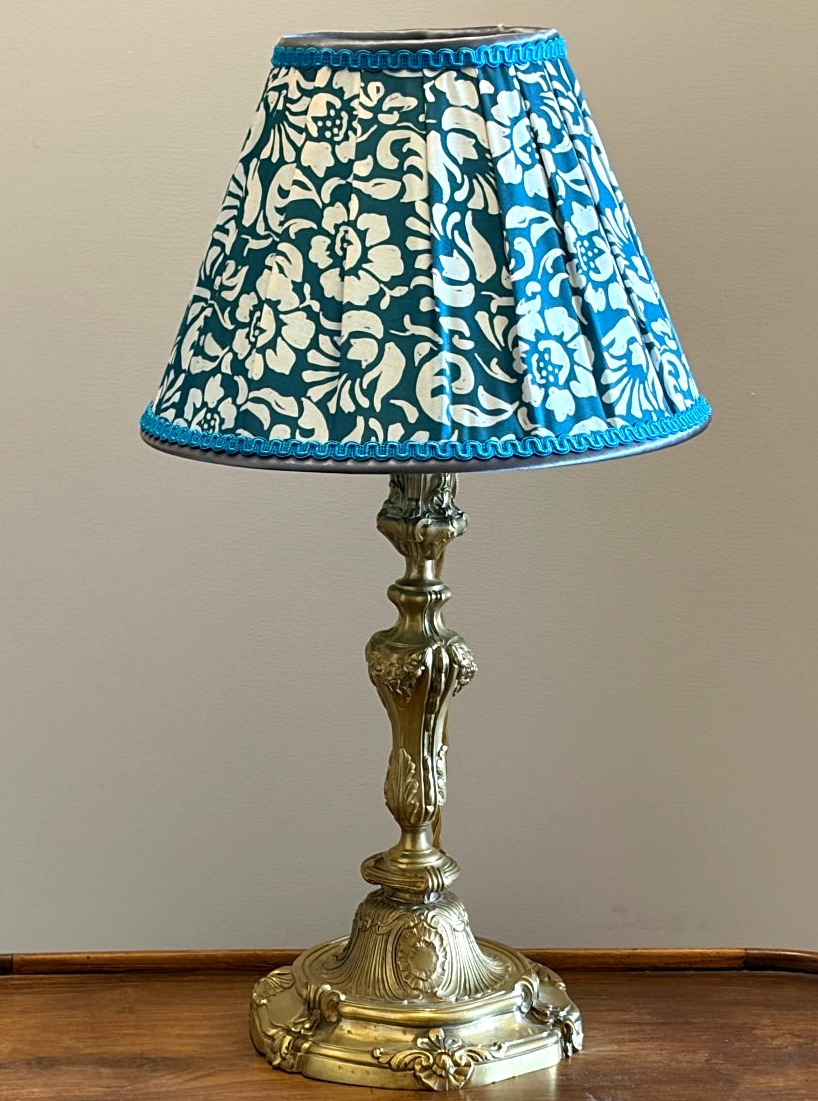 Bougeoir , d'une paire divisée, en bronze doré, monté en lampe .Epoque 19è siècle