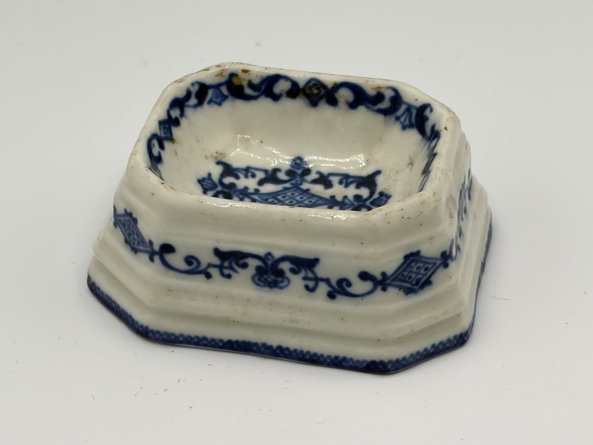 Saint Cloud. Soft-paste Porcelain Salt Shaker. 18th Century-photo-2