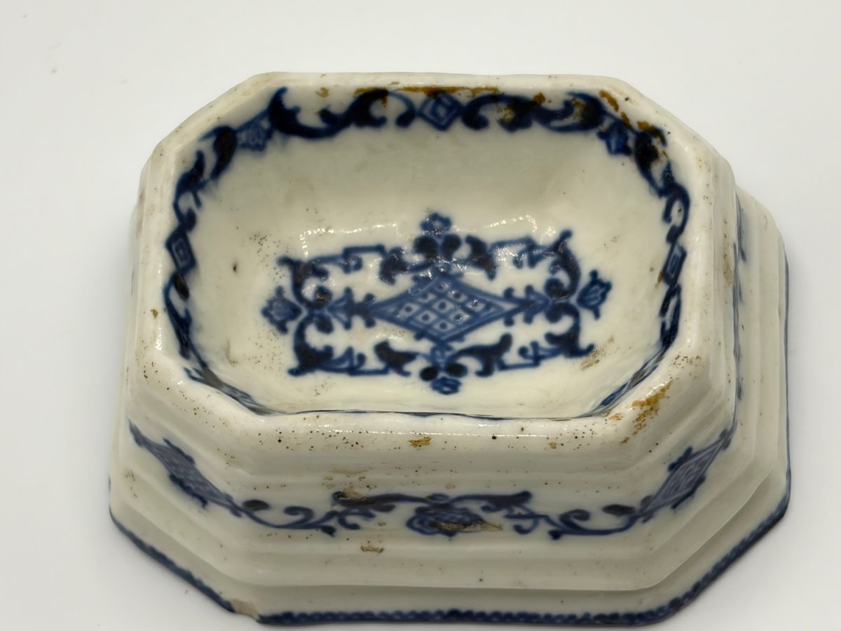 Saint Cloud. Soft-paste Porcelain Salt Shaker. 18th Century-photo-3
