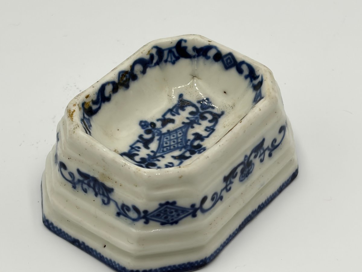 Saint Cloud. Soft-paste Porcelain Salt Shaker. 18th Century-photo-4