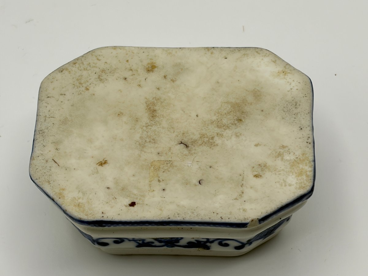Saint Cloud. Soft-paste Porcelain Salt Shaker. 18th Century-photo-1