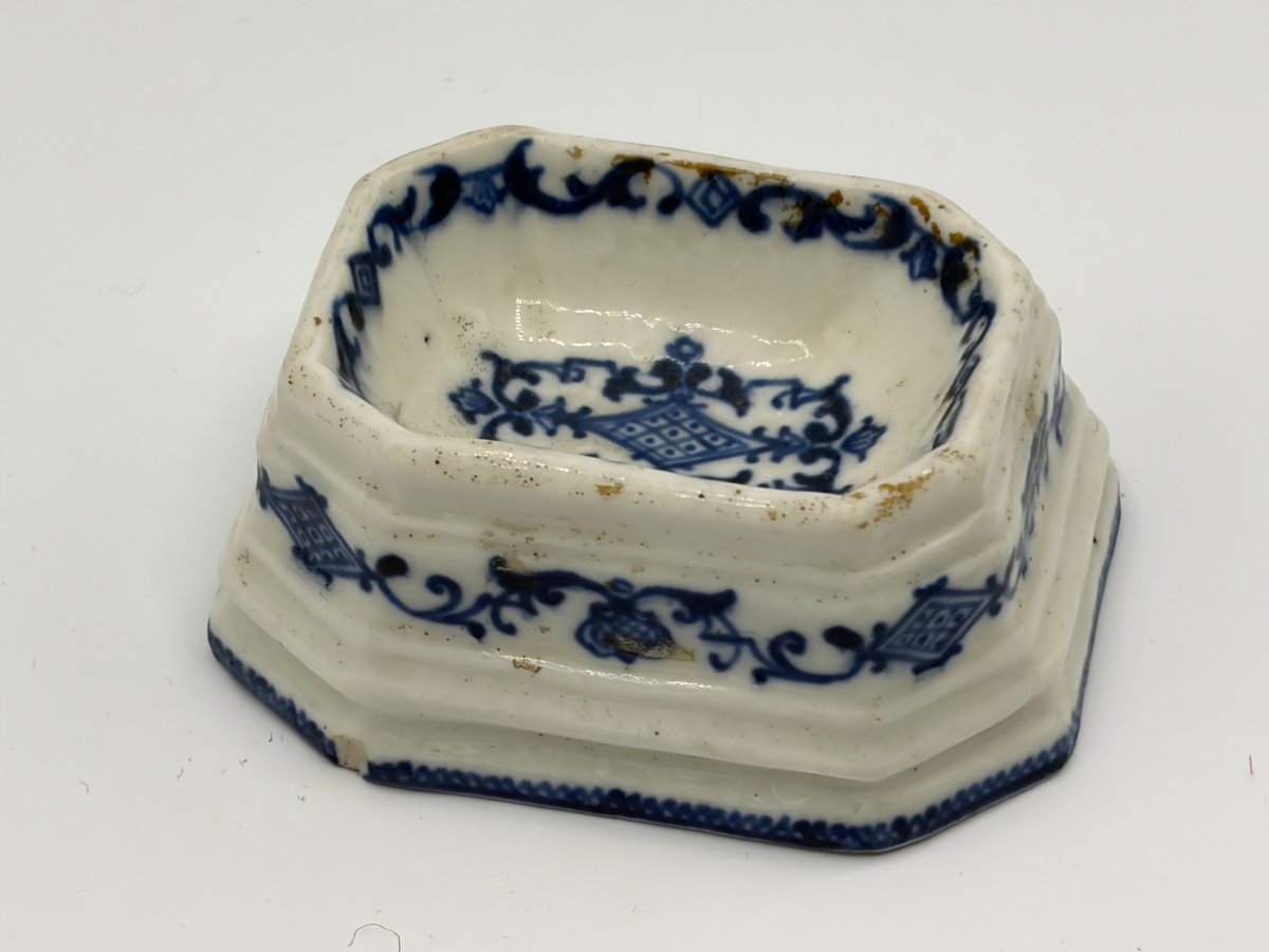 Saint Cloud. Soft-paste Porcelain Salt Shaker. 18th Century