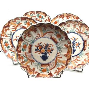 Suite De Cinq Assiettes En Porcelaine Du Japon. Epoque XIXè Siècle