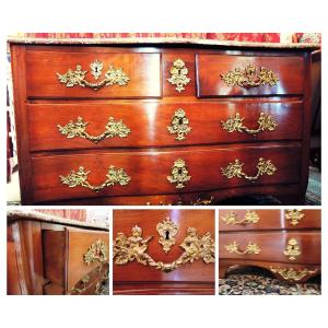 Commode légèrement galbée en acajou. Epoque Régence