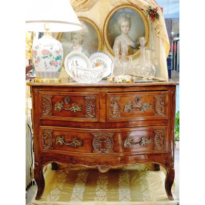 Walnut Chest Of Drawers. Work Lyonnais Eighteenth Century.